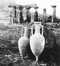 Αμφορέας από την Ρόδο (αριστερά) και την Ρωμαϊκή Ισπανία, που βρέθηκαν σε χαλάσματα από την καταστροφή της Κορίνθου το 146 Π.Χ.